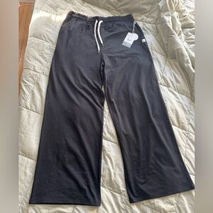 NWT Vuori Halo Essential Wideleg Pant - Short in Black Heather, size L